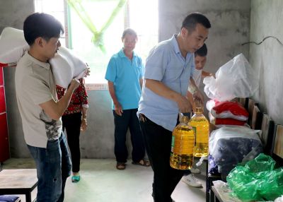 向貧困地區(qū)捐款捐物，同時(shí)推動(dòng)就業(yè)扶貧